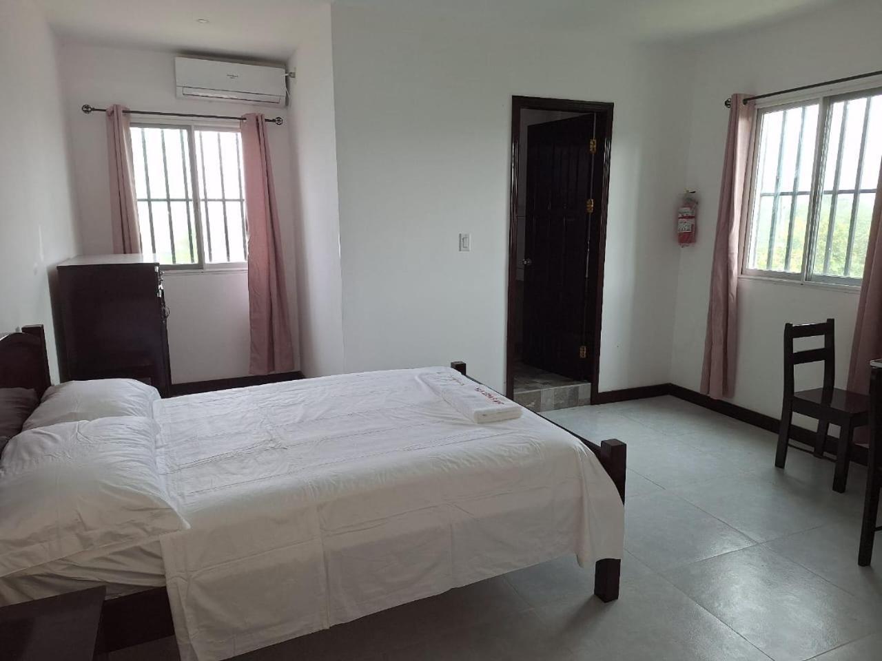 Day And Night Hotel Belmopan Kültér fotó